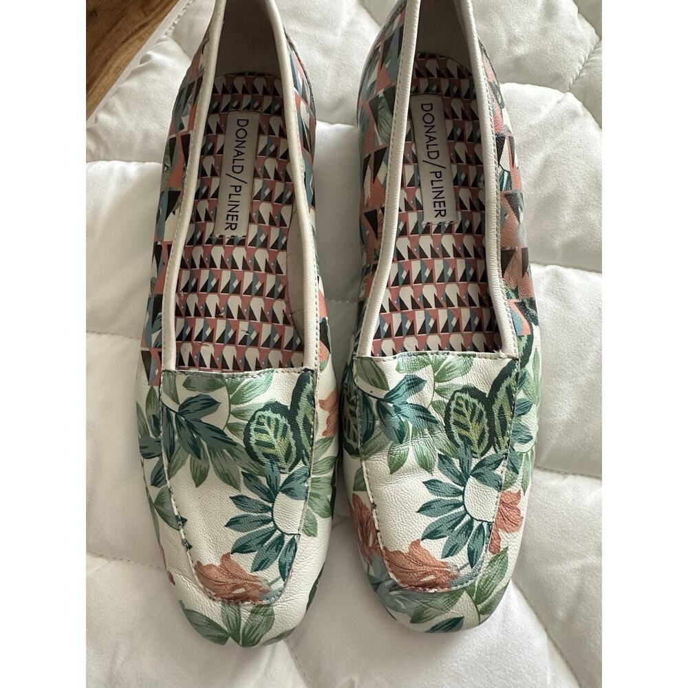 Donald J. Pliner DeeDee Tropical Floral print loafers Size 7N Narrow